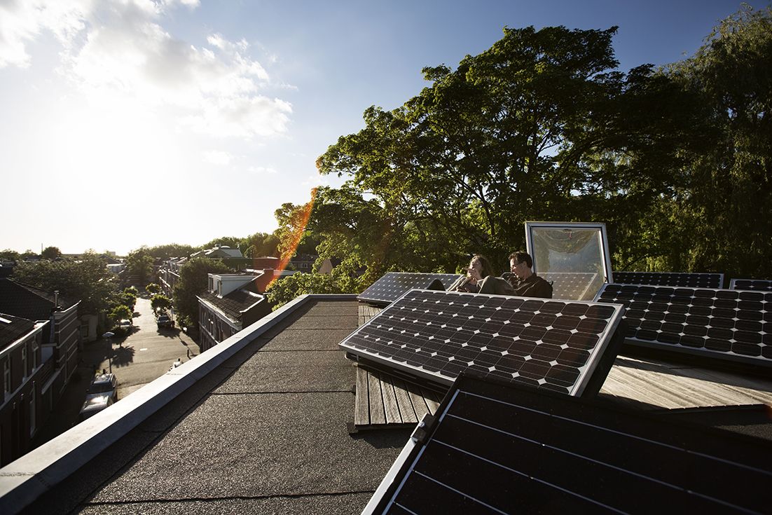 Bewoners-dakterras-met-zonnepanelen