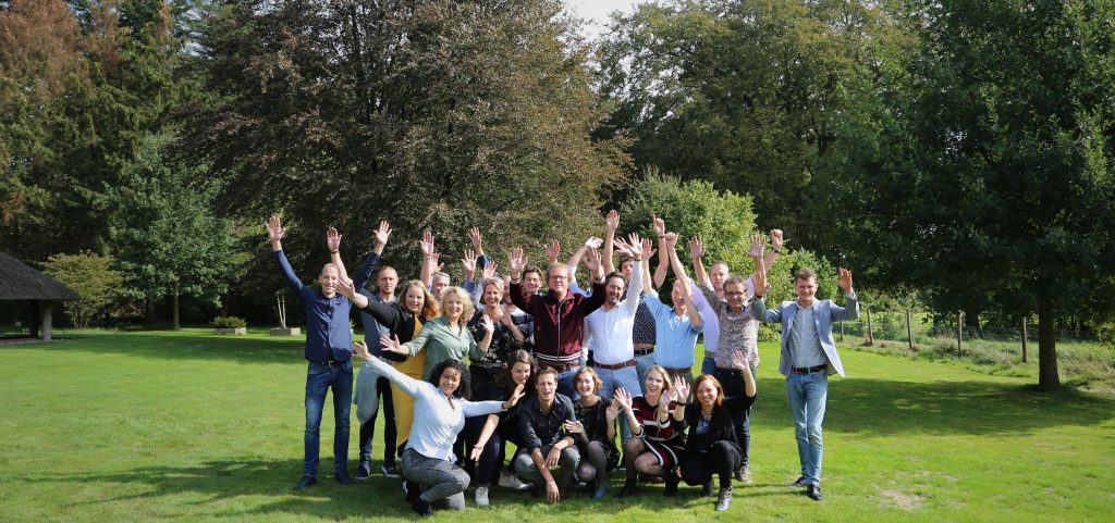 Reimarkt_teamfoto_footer_handen_omhoog